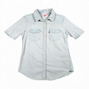 Levis Western Shirt Womens SMALL Blue Denim Light Wash Pearl Snaps Cowgirl